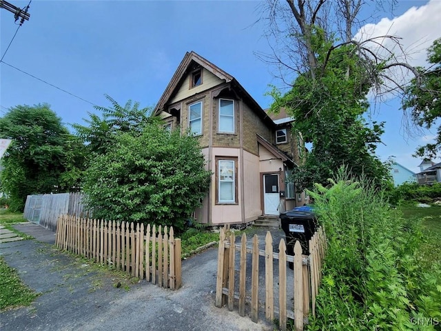 312 Richmond Ave Unit 314, Syracuse, NY 13204 - view of front of property with a fenced front yard