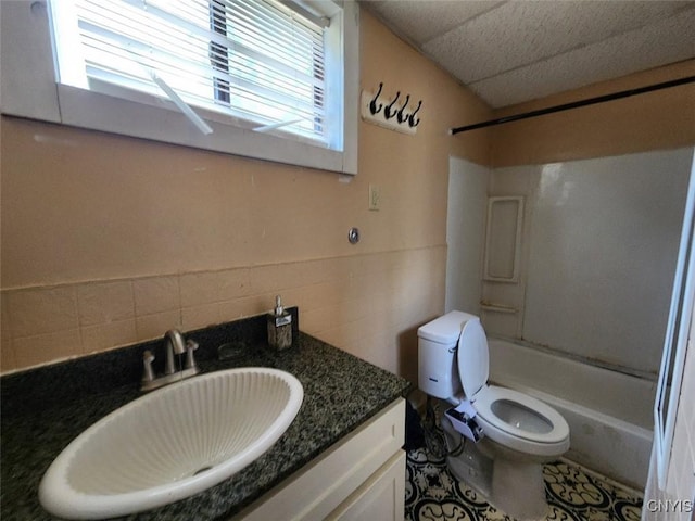 312 Richmond Ave Unit 314, Syracuse, NY 13204 - bathroom featuring vanity, backsplash, and shower / tub combination