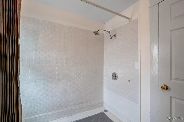 1143 Kensington Ave, Buffalo, NY 14215 - bathroom with tiled shower