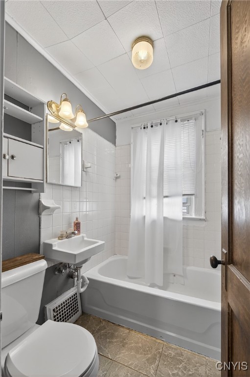 345 Wayland Rd, Salina, NY 13208 - bathroom with toilet and shower / bathtub combination with curtain