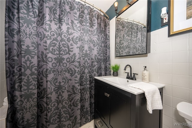 2912 Eggert Rd, Tonawanda, NY 14150 - full bath featuring tile walls, vanity, and curtained shower