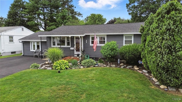 511 Drexler St, Salina, NY 13088 - view of front of property featuring a front yard and roof with shingles