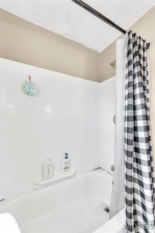 11 7th Ave, North Tonawanda, NY 14120 - full bathroom with shower / bath combo