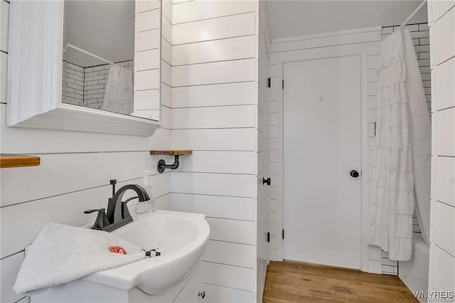 72 Old Lyme Dr Unit 3, Amherst, NY 14221 - bathroom featuring shower / bathtub combination with curtain, vanity, and wood finished floors