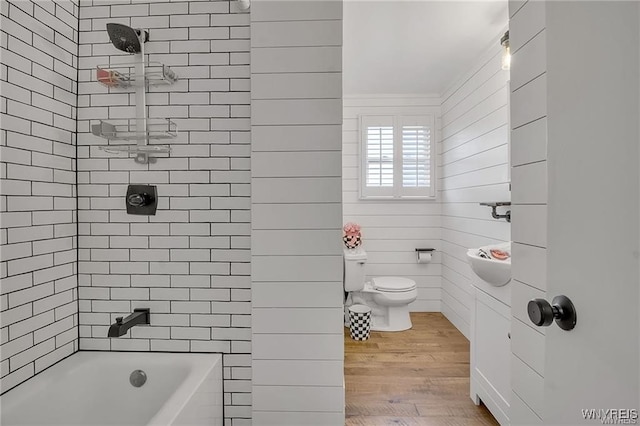 72 Old Lyme Dr Unit 3, Amherst, NY 14221 - bathroom featuring wood finished floors and shower / bath combination