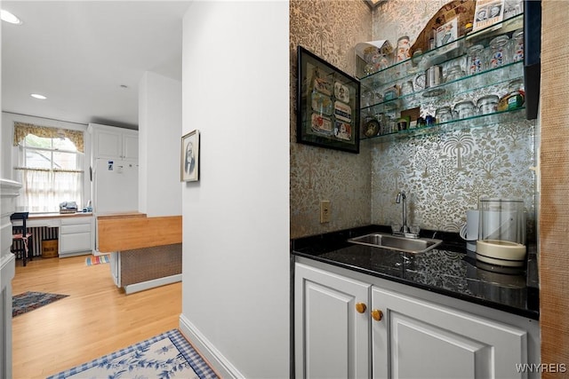 107 Oakland Pl Unit 1, Buffalo, NY 14222 - indoor wet bar featuring light wood-style flooring, backsplash, and recessed lighting