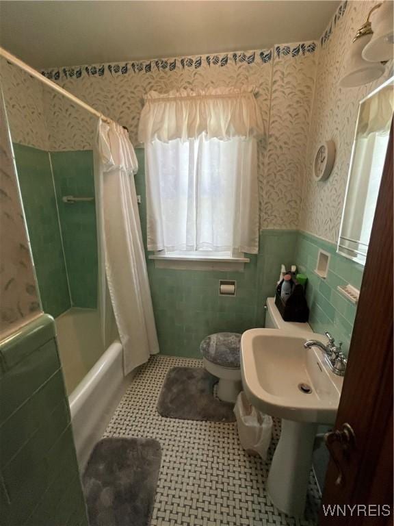 2461 Linwood Ave, Niagara Falls, NY 14305 - full bath featuring wallpapered walls, wainscoting, shower / bath combo with shower curtain, tile walls, and tile patterned floors