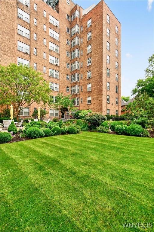 view of apartment building / complex