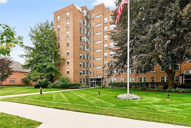 view of apartment building / complex
