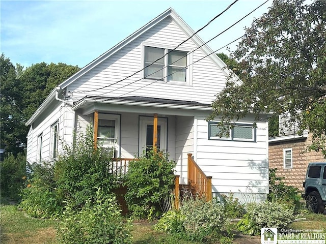 11 Elm St, Hanover, NY 14136 - bungalow-style house featuring a porch