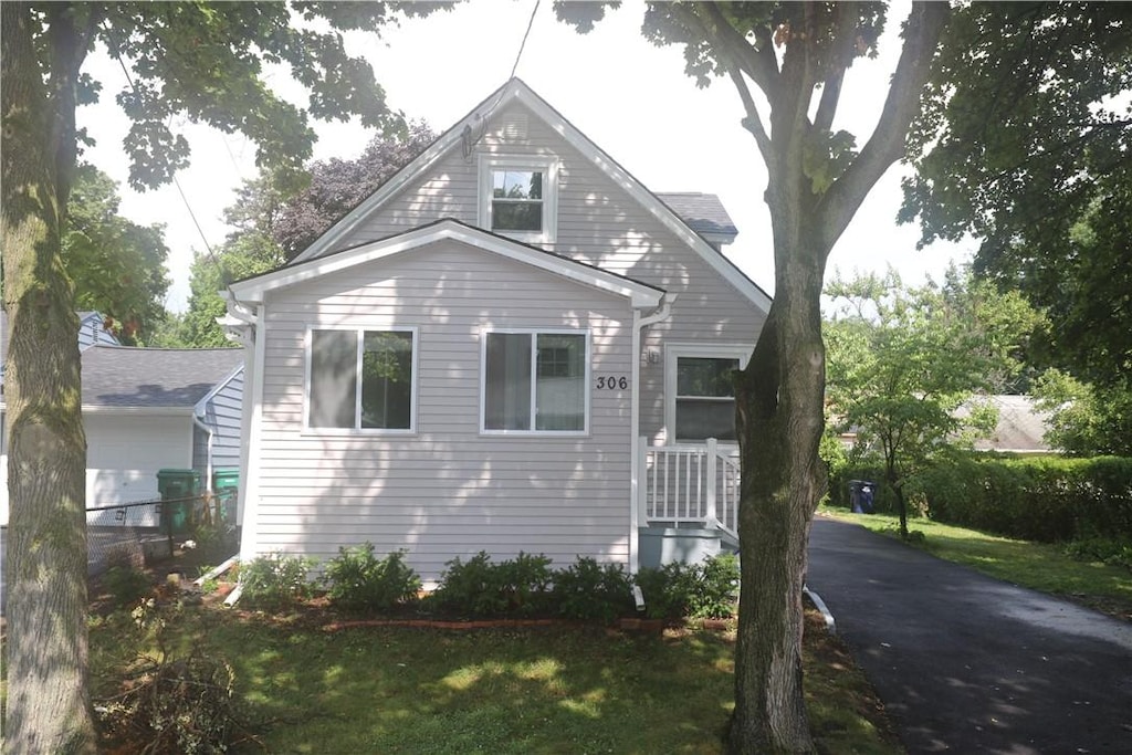 306 Clark Ave, Irondequoit, NY 14609 - bungalow-style house with a front lawn