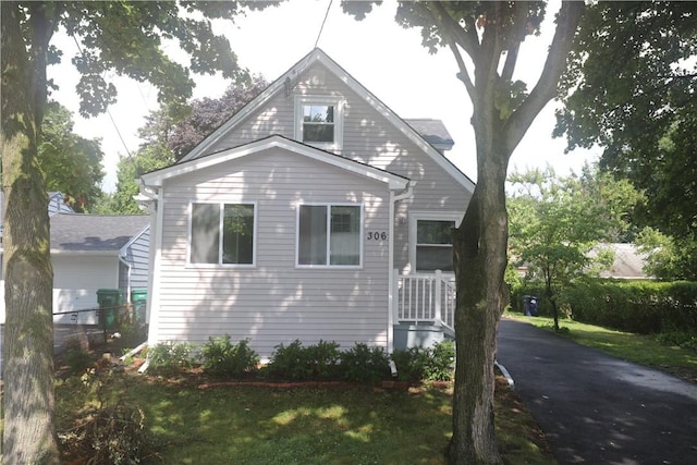 306 Clark Ave, Irondequoit, NY 14609 - bungalow-style house with a front lawn