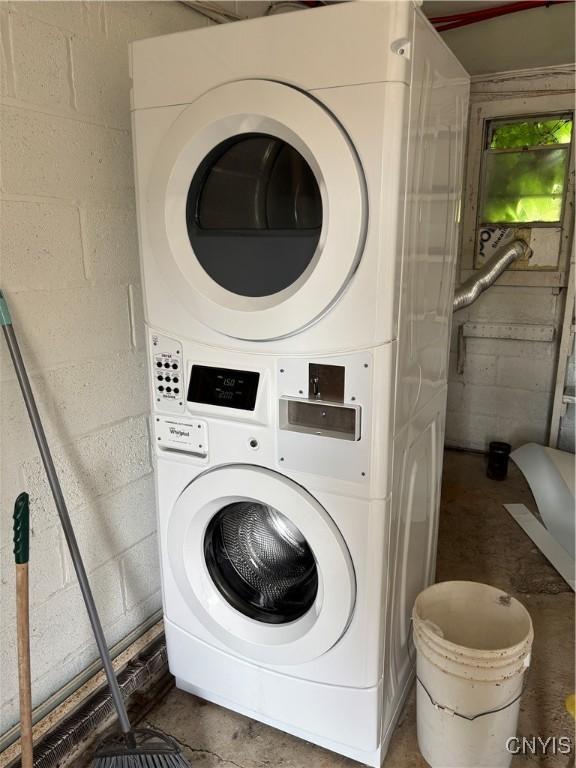 2369 State Route 5, Sullivan, NY 13037 - laundry area featuring stacked washing machine and dryer and concrete block wall
