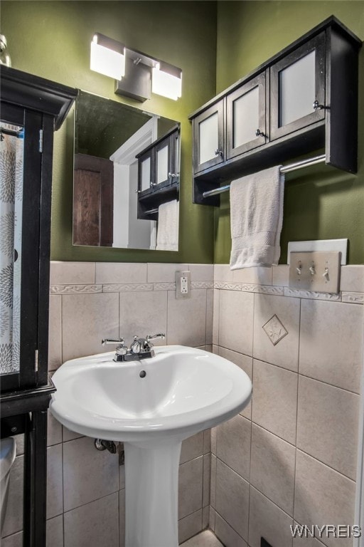1871 Eggert Rd, Amherst, NY 14226 - bathroom with tile walls