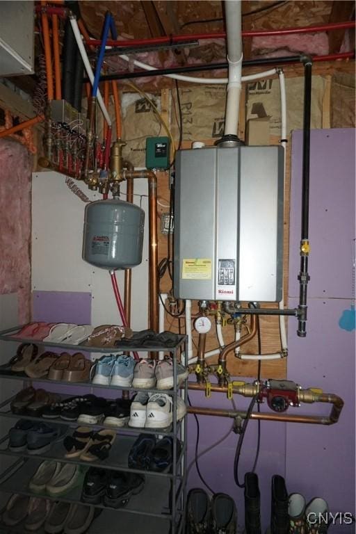 7545 River Rd, Lysander, NY 13027 - utility room featuring water heater