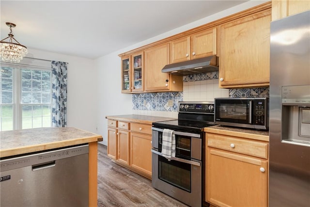 203 Upland Run, Horseheads, NY 14845 - kitchen with stainless steel appliances, under cabinet range hood, decorative backsplash, wood finished floors, and a chandelier