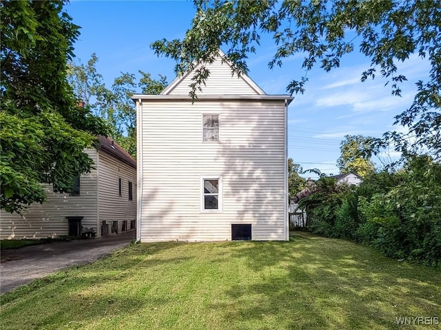 386 Davey St, Buffalo, NY 14206 - rear view of house featuring a yard