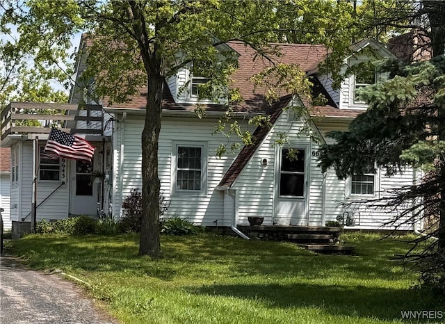 6643 Lincoln Ave, Lockport Town, NY 14094 - view of front of property with a front yard