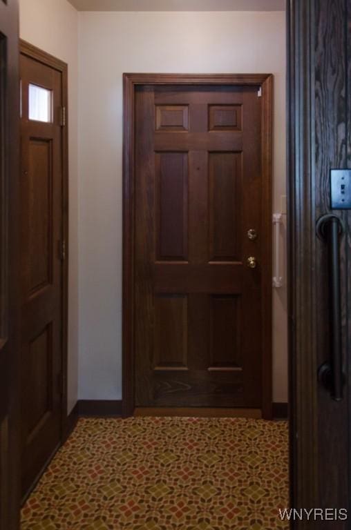 573 Locust St, North Tonawanda, NY 14120 - foyer entrance with baseboards