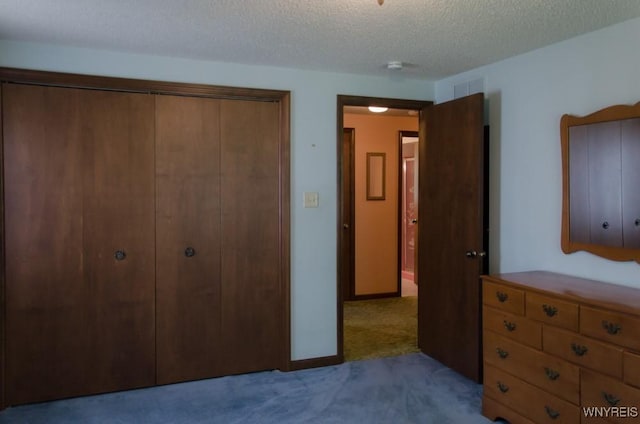 573 Locust St, North Tonawanda, NY 14120 - bedroom featuring carpet, a closet, and a textured ceiling