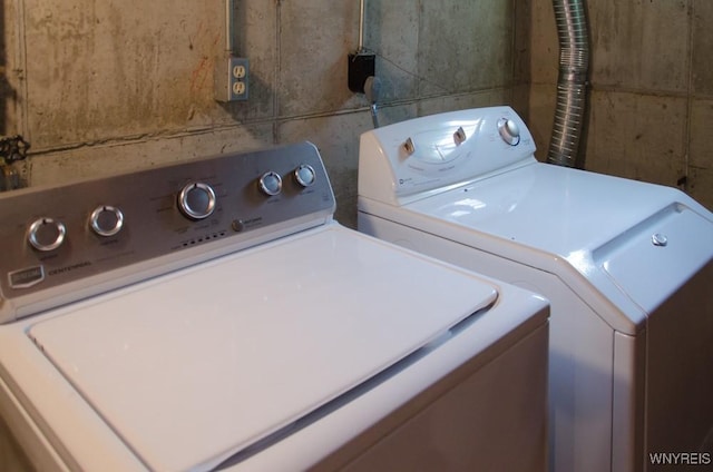 573 Locust St, North Tonawanda, NY 14120 - washroom featuring washing machine and dryer
