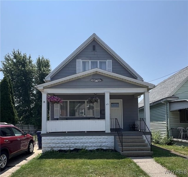 42 Argus St, Buffalo, NY 14207 - view of front facade featuring a porch and a front lawn