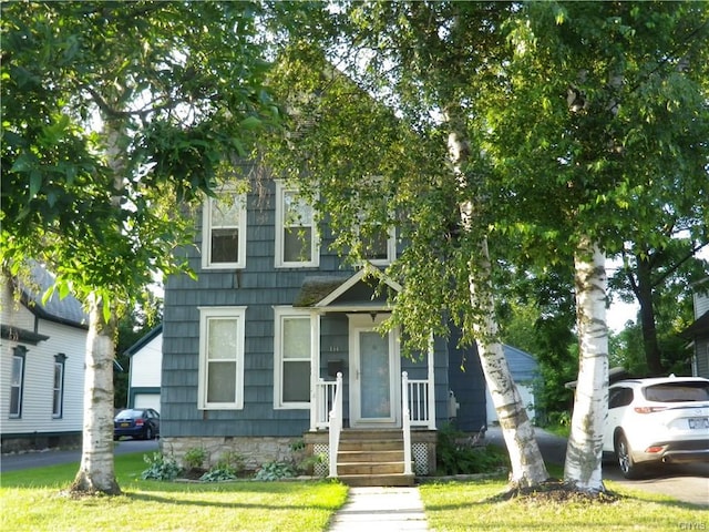 view of front of property featuring a front yard