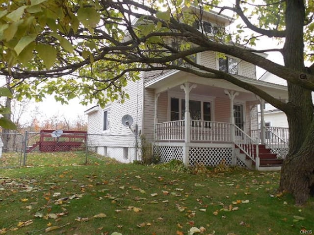 view of front of house featuring a porch and a front yard