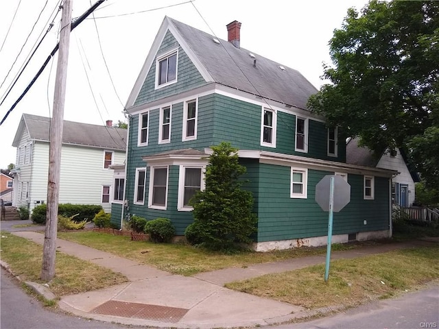 view of front of house featuring a front lawn