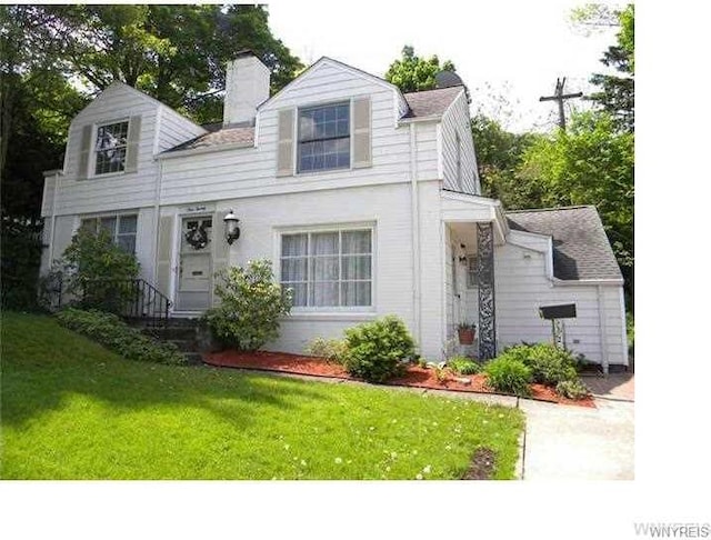 cape cod-style house with a front yard