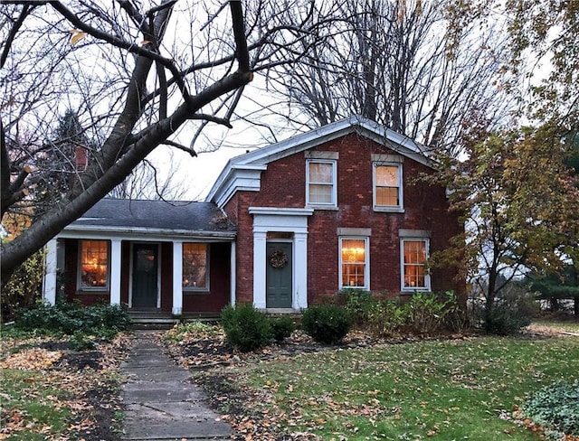 view of front of house featuring a front lawn