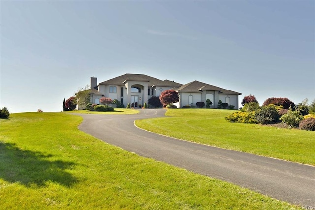 view of front of property featuring a front lawn