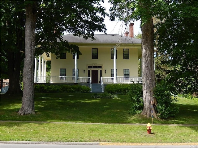 view of front facade with a front lawn and covered porch