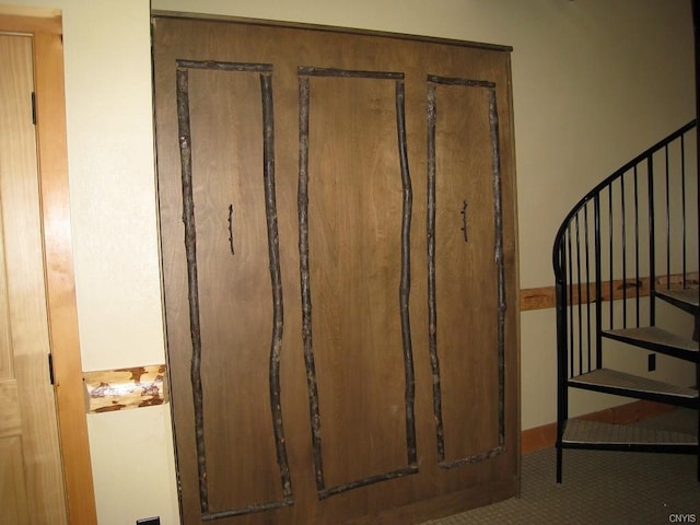 room details featuring carpet flooring