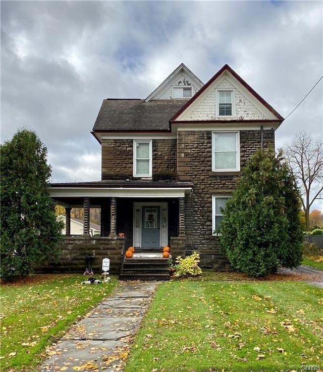 view of front of home with a front lawn