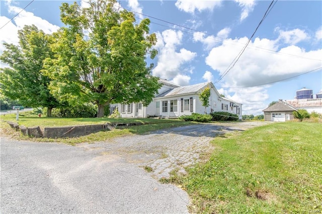 view of front of house with a front lawn