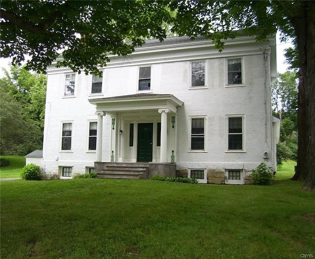 view of front of home featuring a front lawn