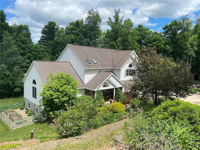 view of front facade with a front lawn