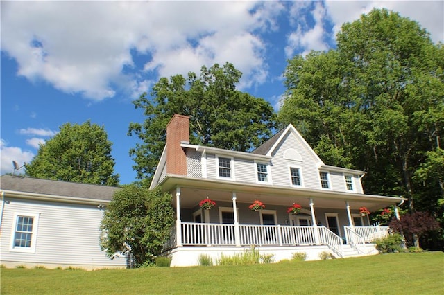 view of front of property featuring a front lawn and a porch