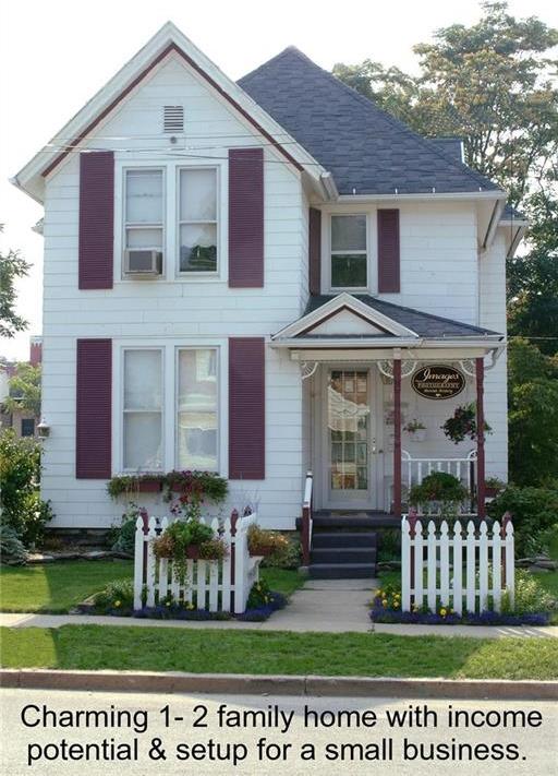 view of front of home with a front lawn