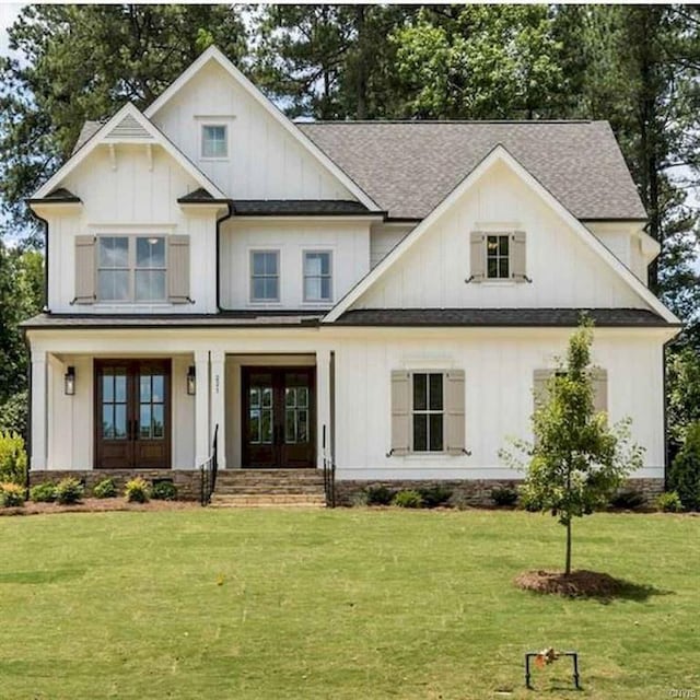 view of front of property featuring a front lawn and covered porch