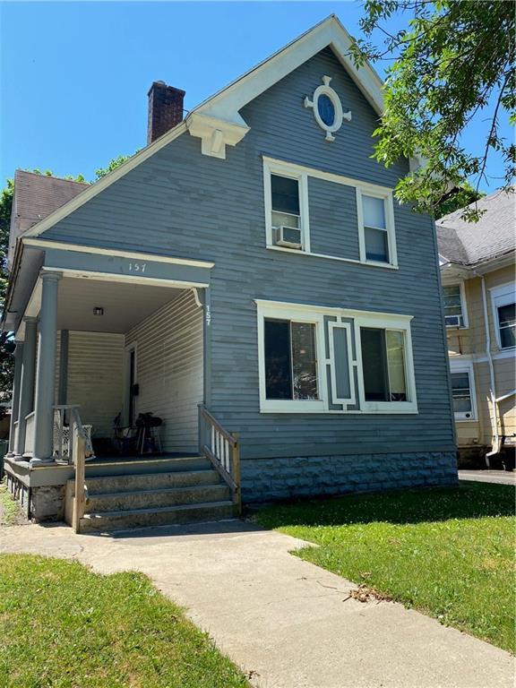 view of front of property featuring a front lawn