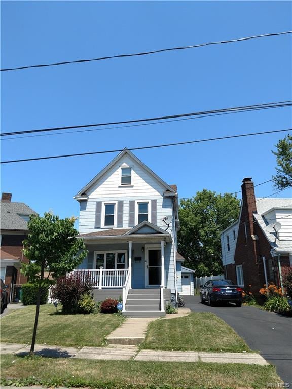 view of front of home featuring a front lawn and covered porch