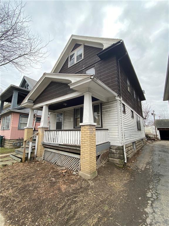 view of front of property featuring covered porch