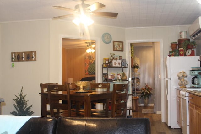 dining room with crown molding and ceiling fan