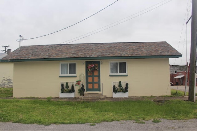 ranch-style home featuring a front yard