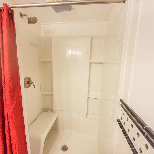 full bathroom featuring curtained shower