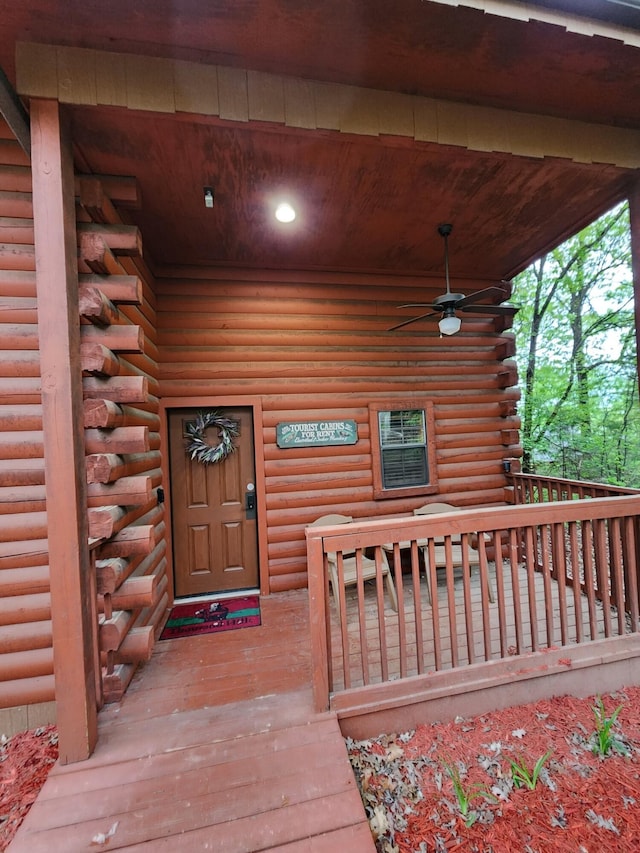 property entrance featuring ceiling fan