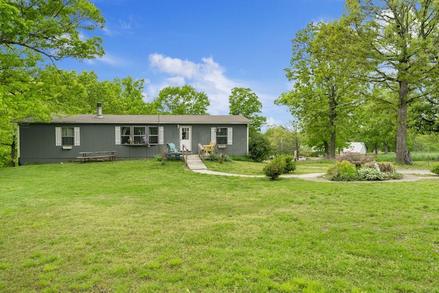 view of front of home featuring a front lawn