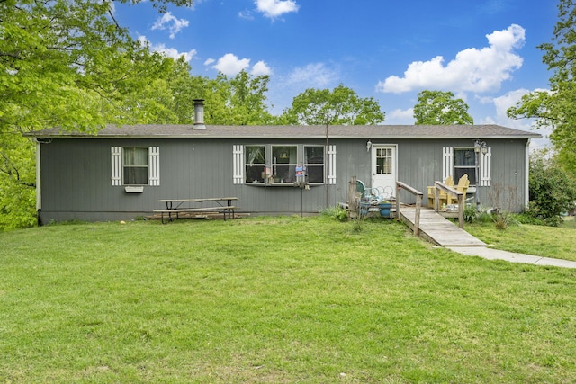 manufactured / mobile home featuring a front yard